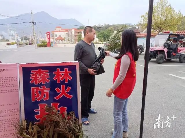 螺溪镇积极开展“植青绿∙寄相思”主题植树活动。 图片