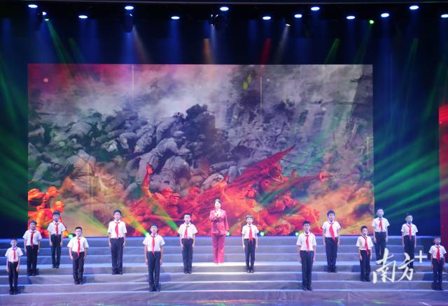 诗朗诵《英雄》。 诗朗诵《英雄》。