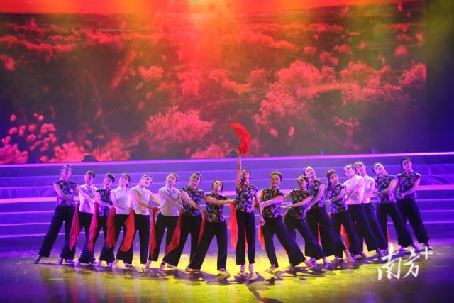 情景表演《映山红》。 情景表演《映山红》。