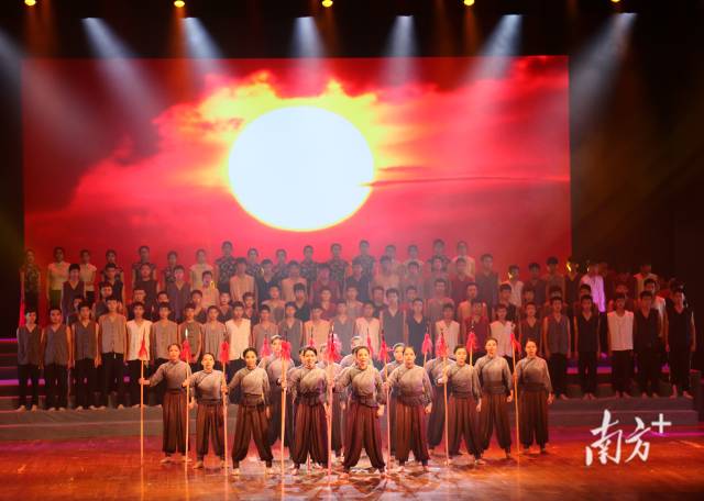 舞蹈《太阳最红》。 舞蹈《太阳最红》。