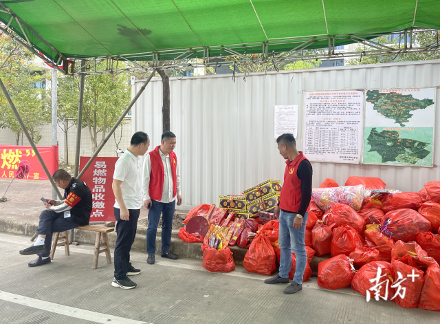 查缴违规携带的易燃品。 图片
