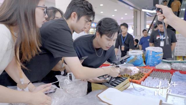 “云上珠宝”直播间主播东哥。