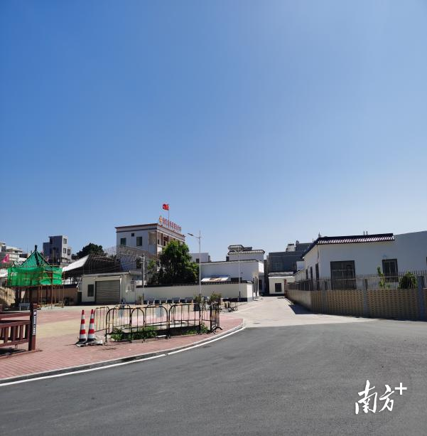 红海湾区田墘街道南联村通信线路下地,电力线“前线改后线”“拔杆上墙”。
