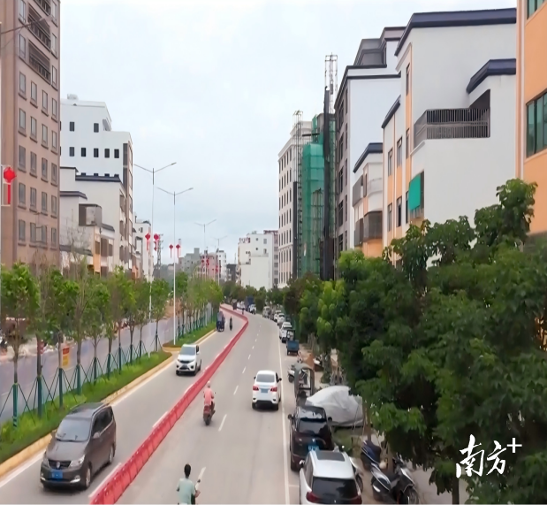 陆丰市甲子镇五十米大道通信线路下地、电力线“拔杆上墙”。 陆丰市甲子镇五十米大道通信线路下地、电力线“拔杆上墙”。