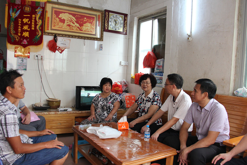 9月1日,市人大副主任刘雪真到新丰村调研指导精准扶贫工作5(市环保局 陈丽铃摄)_副本.jpg 9月1日,市人大副主任刘雪真到新丰村调研指导精准扶贫工作5(市环保局 陈丽铃摄)_副本.jpg