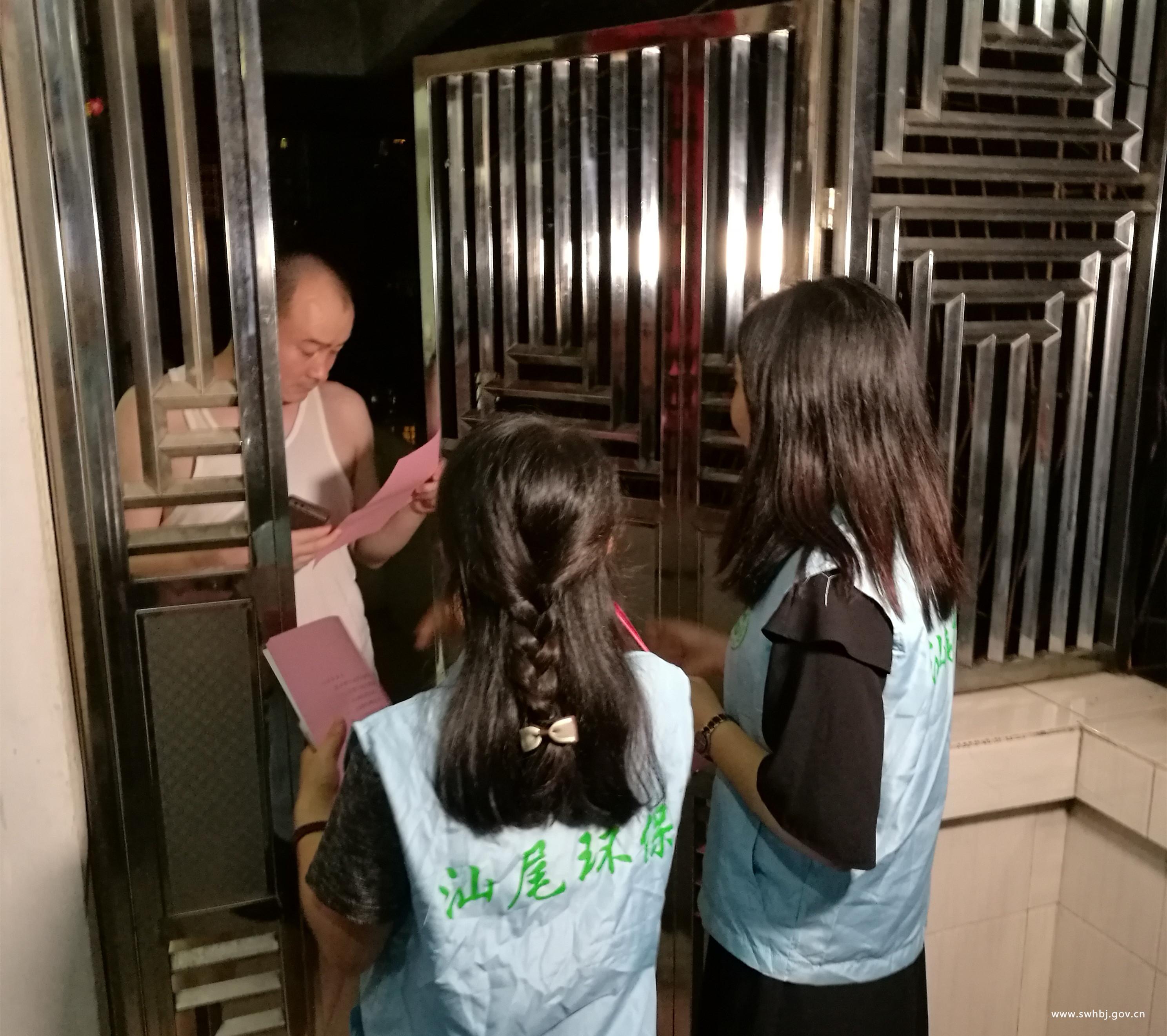 8月31日,市环保局志愿者入户宣传助力创文2_副本.jpg 8月31日,市环保局志愿者入户宣传助力创文2_副本.jpg