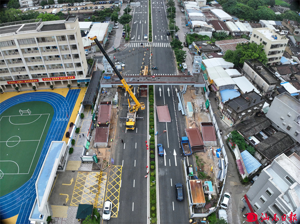 市区香洲街道中心小学人行天桥主梁及梯道吊装施工顺利完成