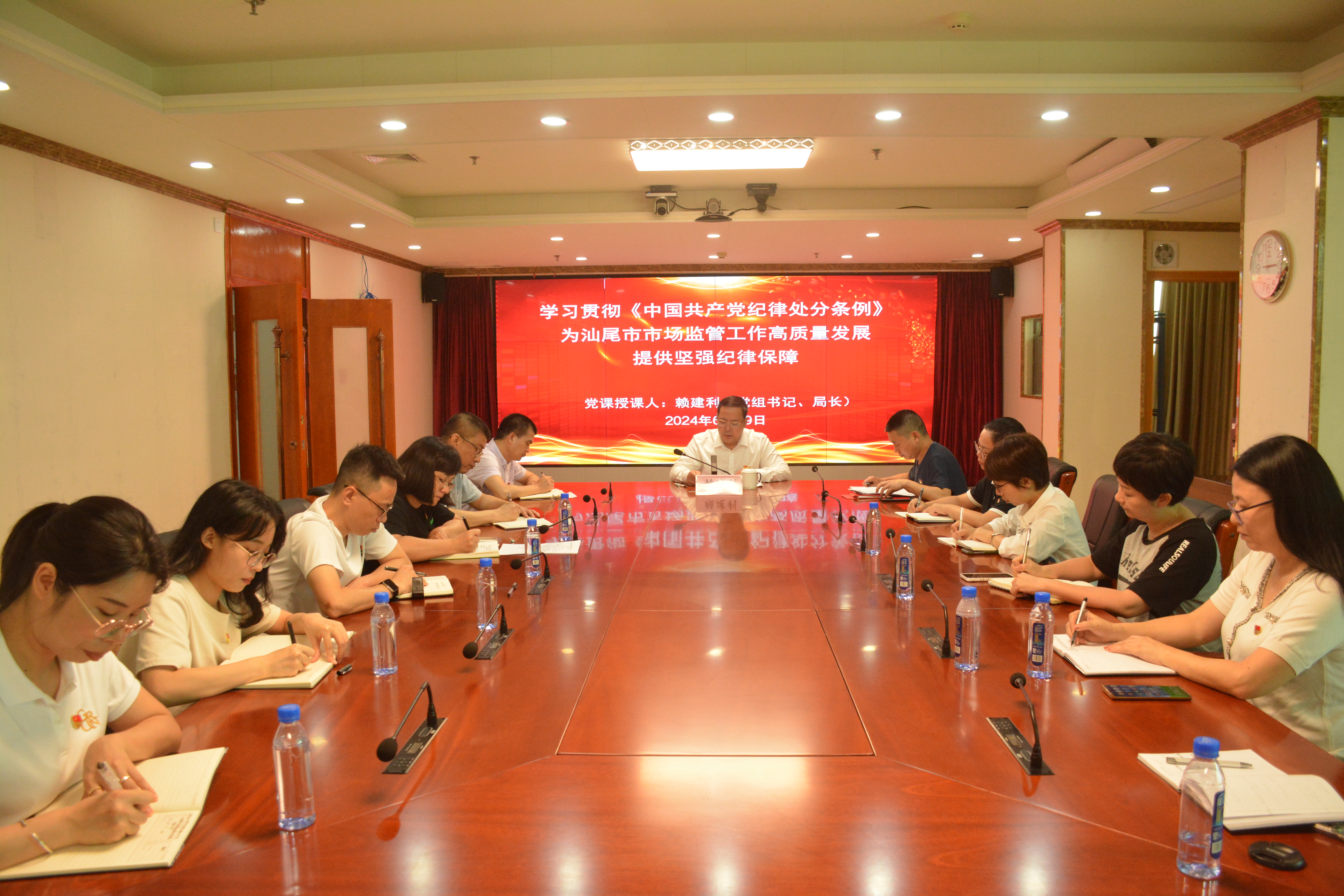 06-19 赖局一支部讲党课1.JPG