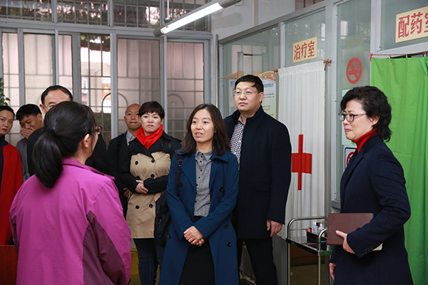 1546001300461410.jpg wf54in977us林志祥_抽查组现场察看广州市南武中学学校卫生工作和校医室运转情况.jpg